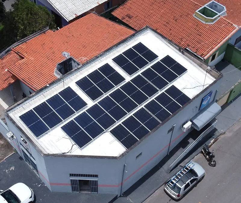 Sistema comercial de 13,78 kWp