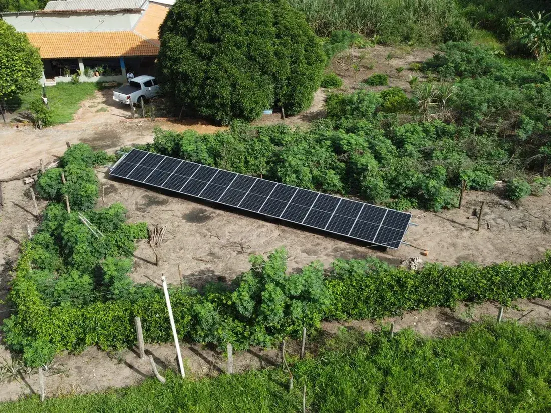 Arranjo de painéis solares instalado no solo pela Suno Solar em área rural de Nova Olinda — TO