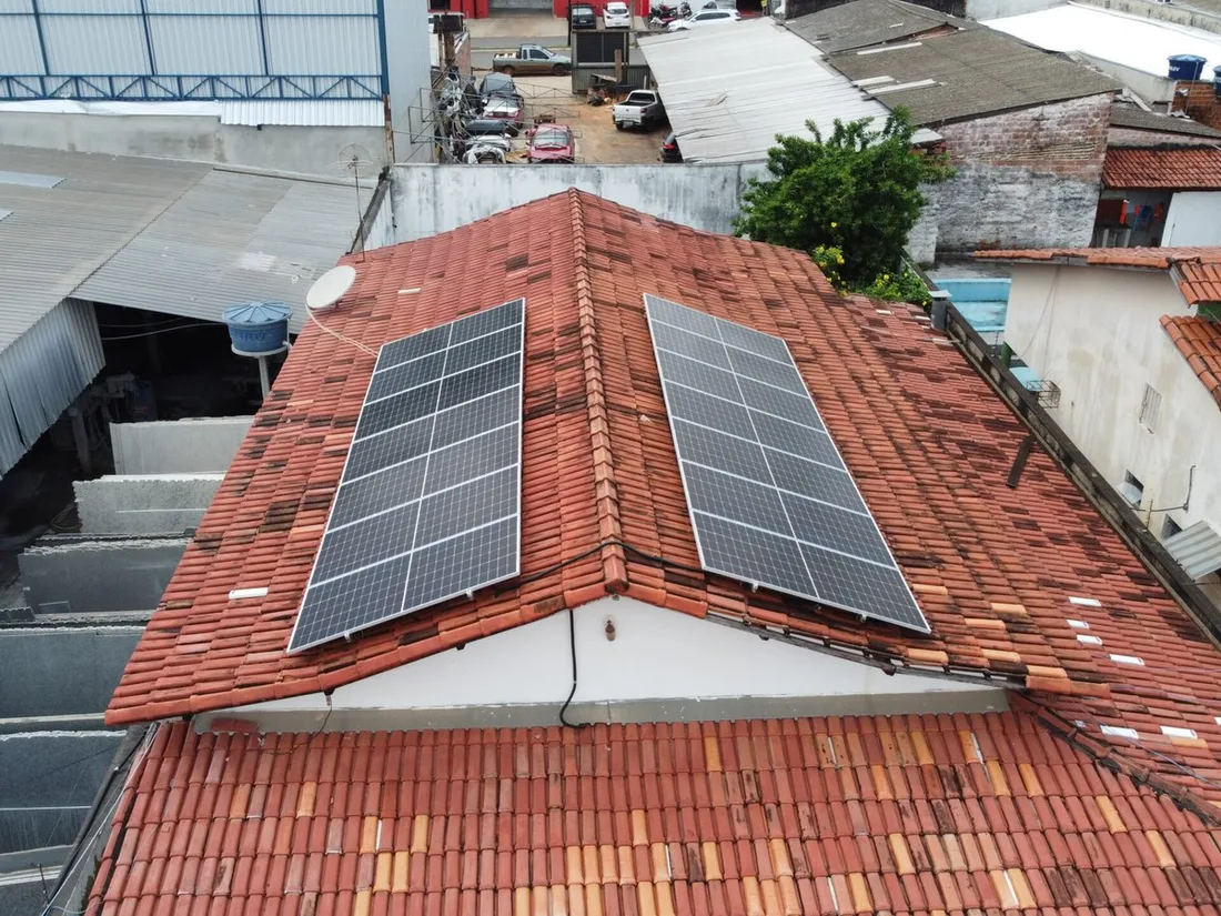 Sistema fotovoltaico instalado pela Suno Solar em telhado residencial em Araguaína — TO