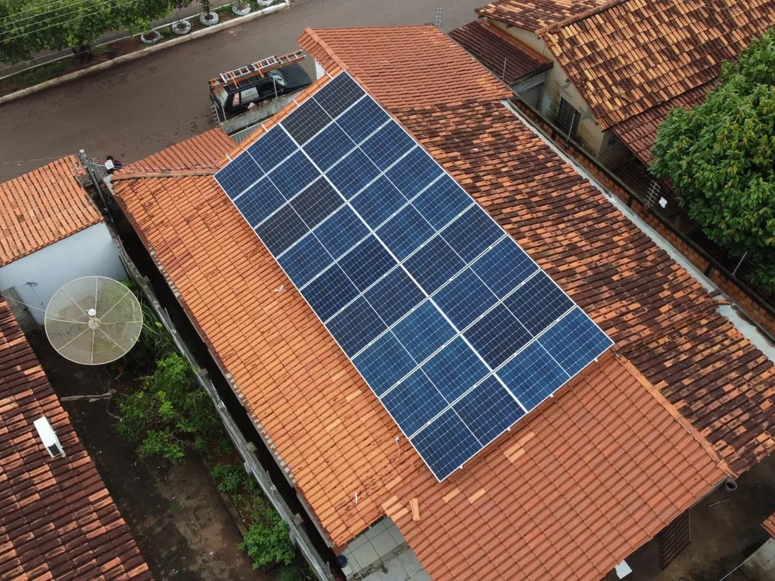 Vista aérea de sistema fotovoltaico instalado pela Suno Solar em telhado residencial em Darcinópolis — TO