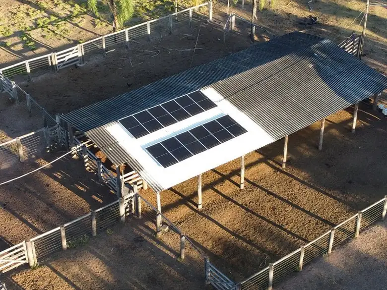 Vista aérea de estrutura rural em Arapoema/TO com painéis solares sobre a cobertura