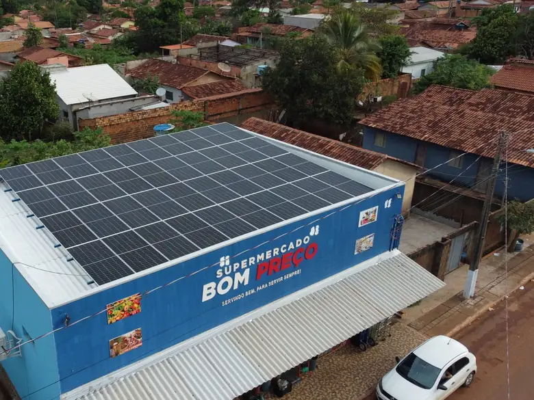 Vista aérea de supermercado em Darcinópolis/TO com painéis solares instalados no telhado