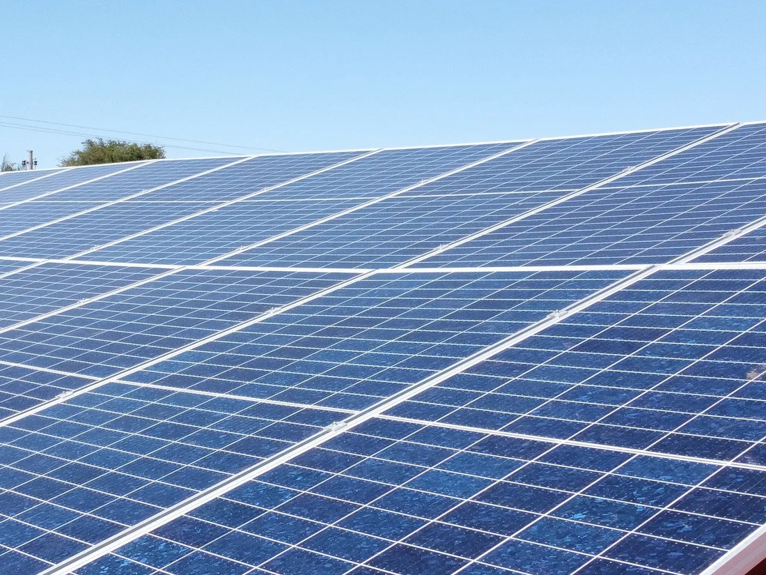 Sistema fotovoltaico instalado pela Suno Solar, com módulos em telhado sob céu aberto