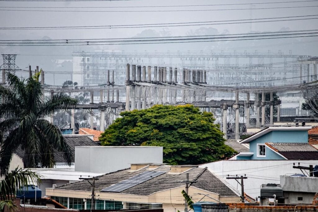 Painéis solares instalados em telhado de residência em Araguaína financiados pelo Reforma Casa Brasil