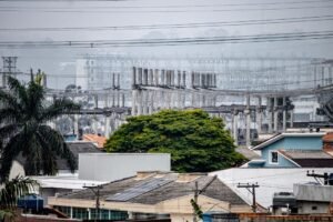 Painéis solares instalados em telhado de residência em Araguaína financiados pelo Reforma Casa Brasil