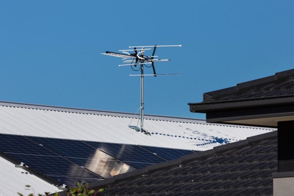 Placas solares instaladas em telhado residencial, exemplo de sistema fotovoltaico