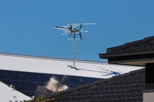 Placas solares instaladas em telhado residencial, exemplo de sistema fotovoltaico